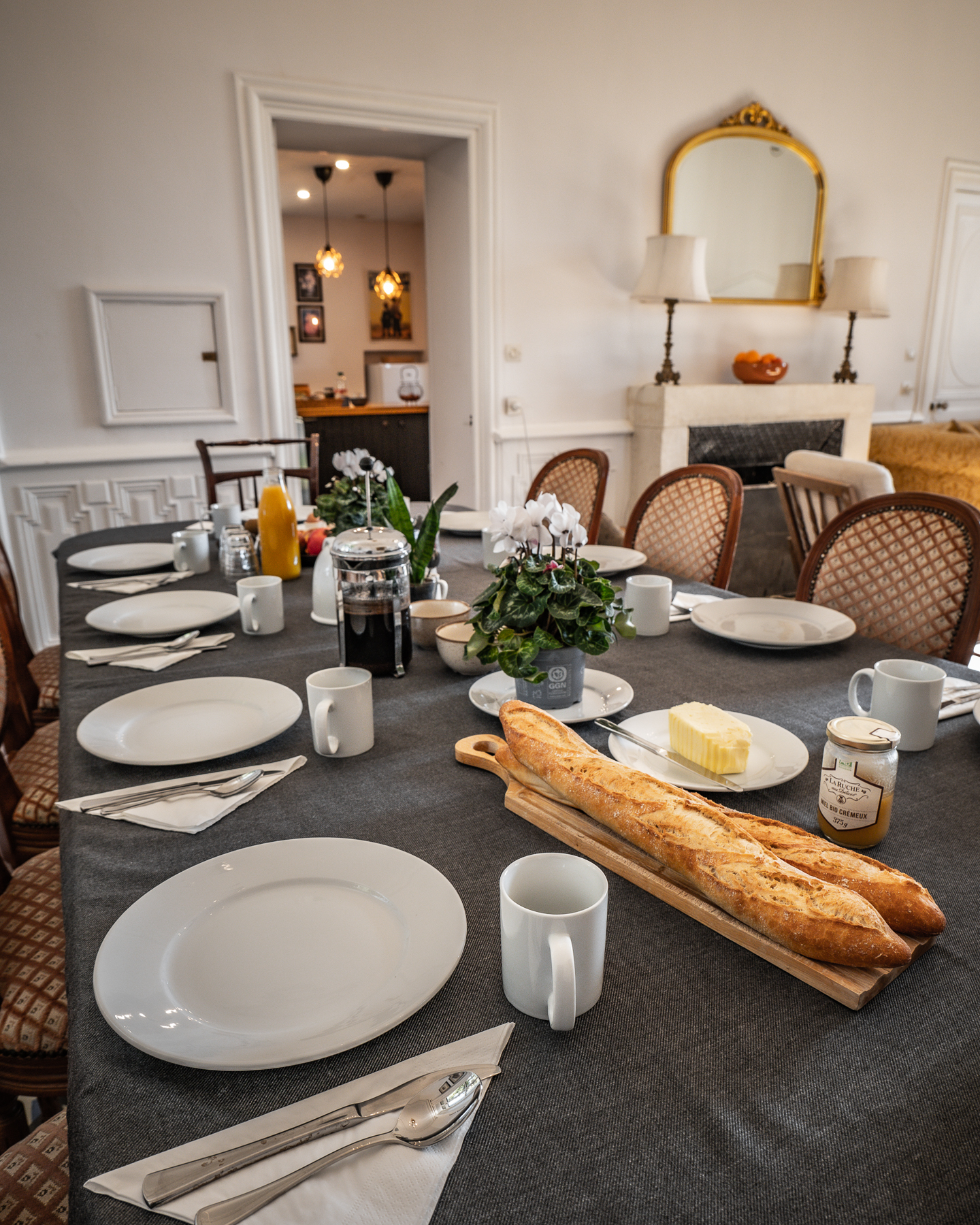 Breakfast table-chateau-de-la-vigne2