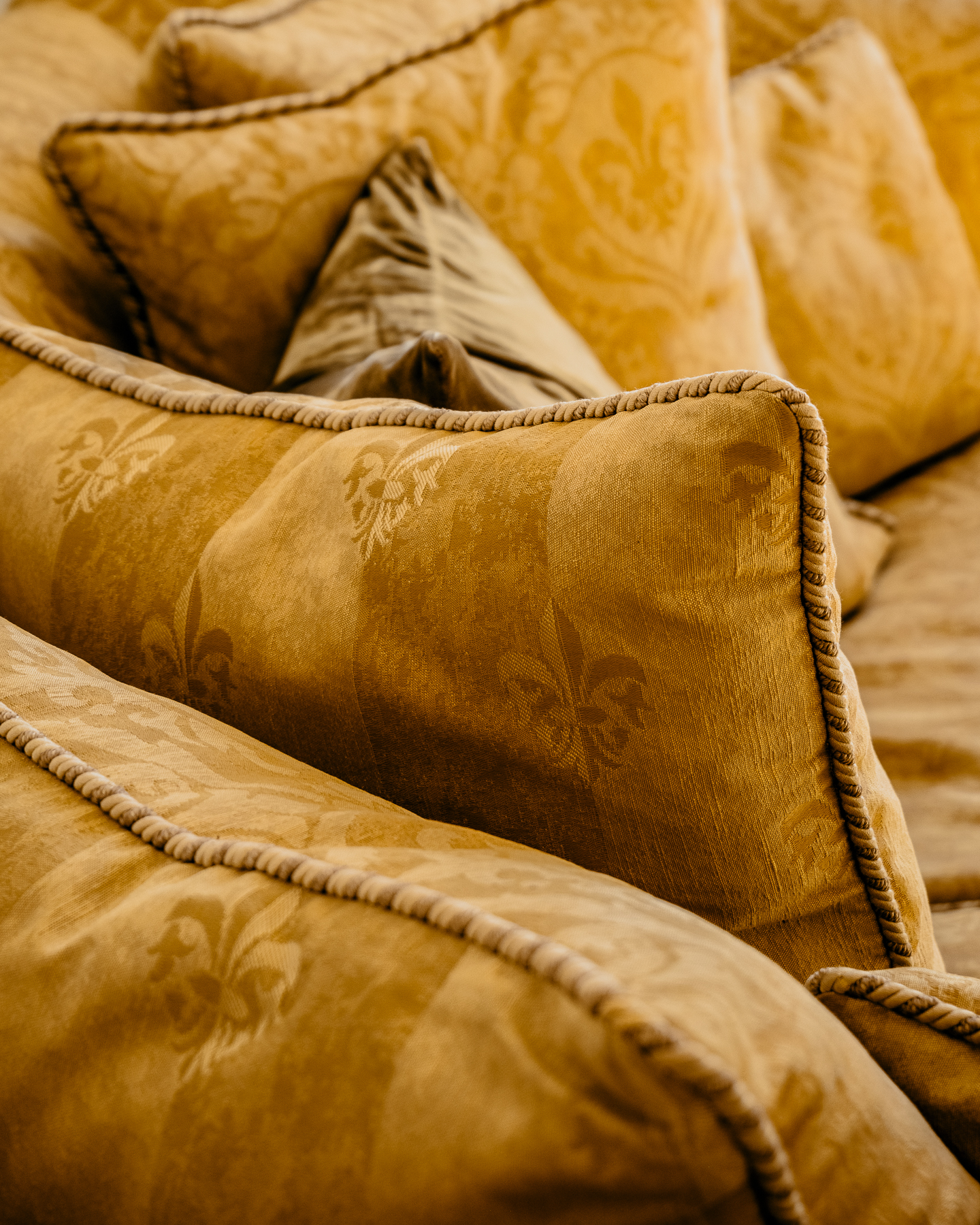 Salon gold cushions-chateau-de-la-vigne