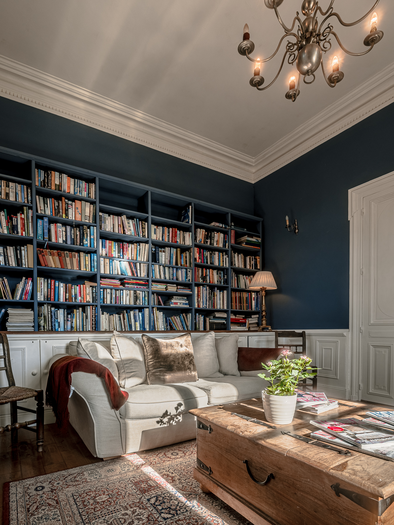 Library leather sofa-chateau-de-la-vigne6