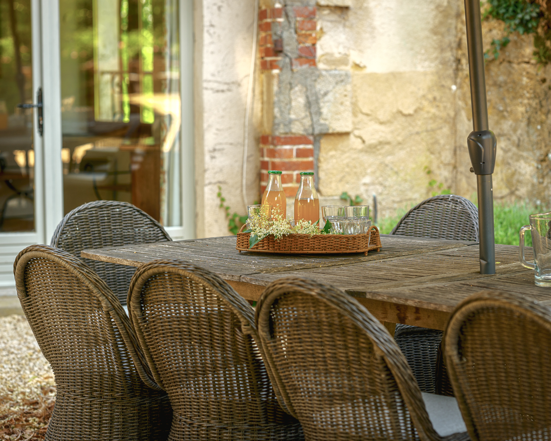 Outdoor dining and seating at chateau de la vigne